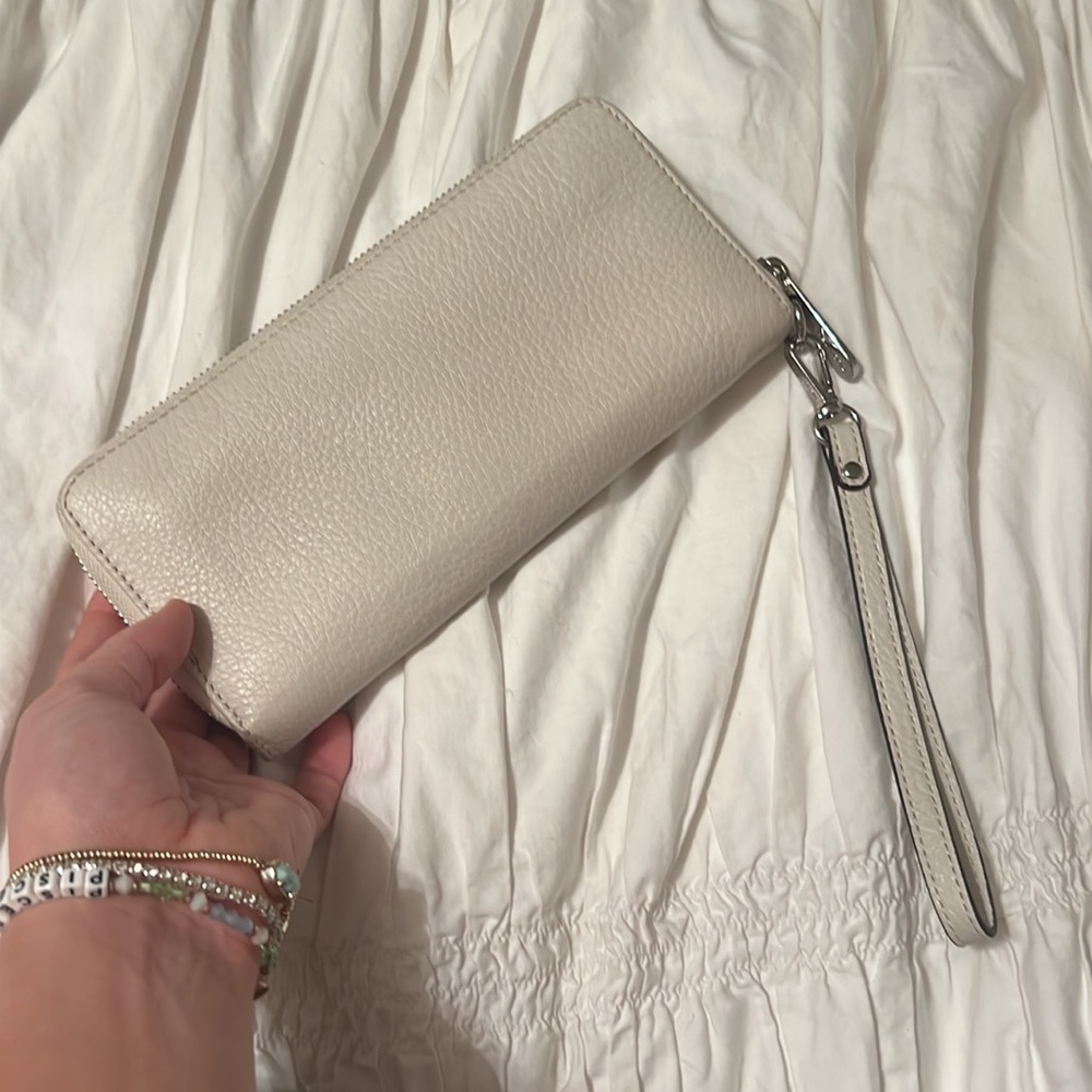 Micheal Kors White Wrist Bag - Picture 2 of 3